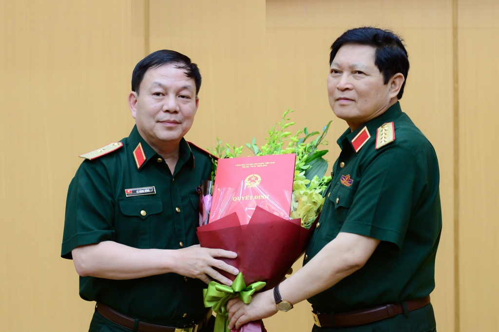 thieu tuong le dang dung nhan trong trach chu tich kiem tong giam doc viettel