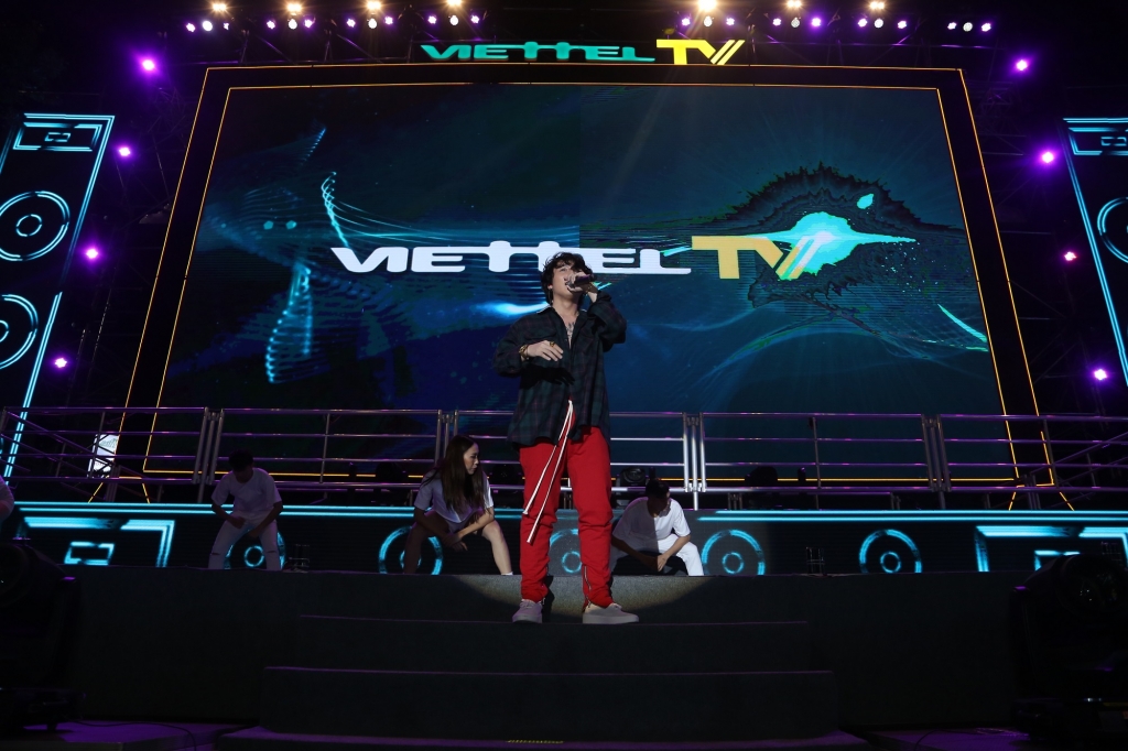 su kien viettel tv cung son tung m tp toc tien thu hut 10000 nguoi nao dong pho di bo ho guom
