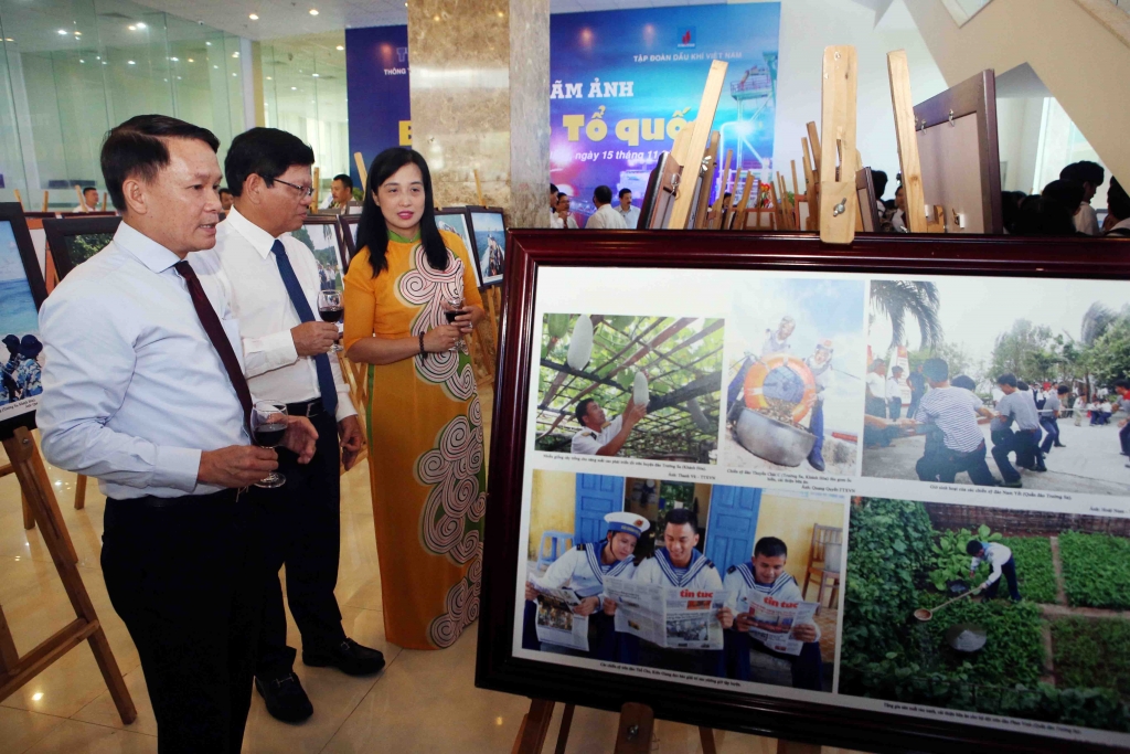Khai mạc Triển lãm ảnh “Biển đảo Tổ quốc” khai mac trien lam anh bien dao to quoc