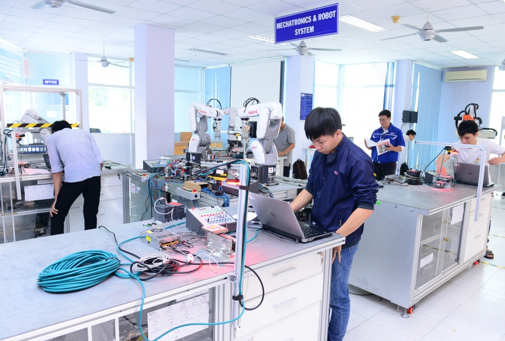 Nhà máy thông minh Mitsubishi Electric: Kết hợp hài hòa con người, robot và trí tuệ nhân tạo nha may thong minh mitsubishi electric ket hop hai hoa con nguoi robot va tri tue nhan tao