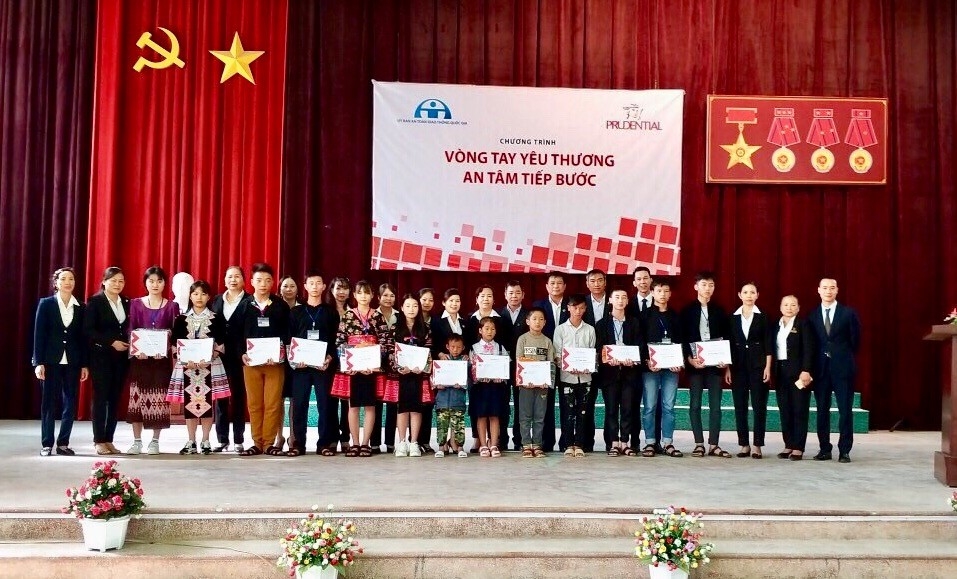 prudential tang hop dong bao hiem nhan tho va hoc bong den cac em trong gia dinh la nan nhan cua tai nan giao thong