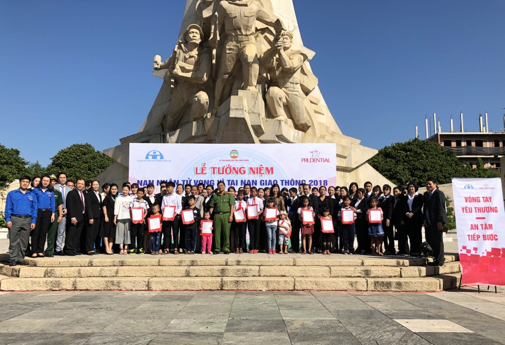 prudential tang hop dong bao hiem nhan tho va hoc bong den cac em trong gia dinh la nan nhan cua tai nan giao thong