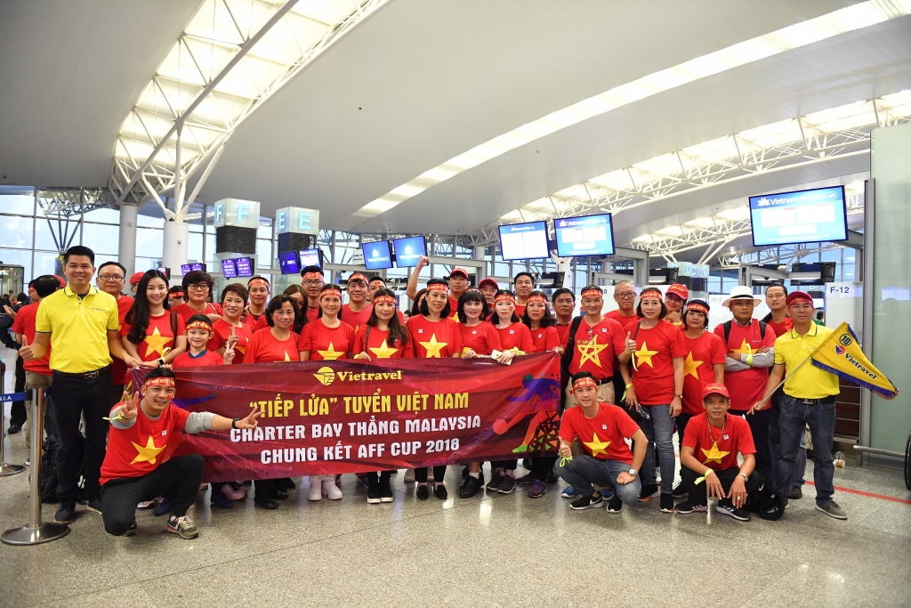 Đoàn cổ động viên lên đường "tiếp lửa" cho đội tuyển Việt Nam doan co dong vien len duong tiep lua cho doi tuyen viet nam