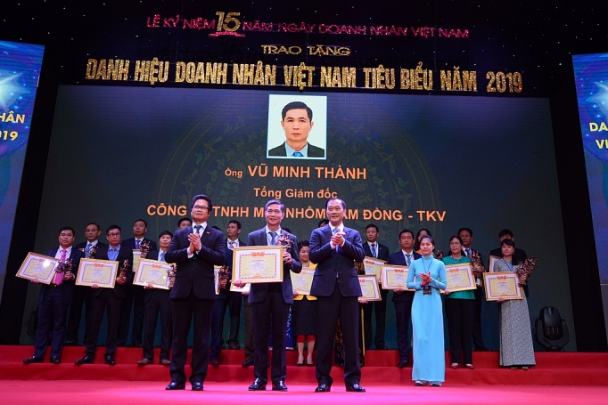 tong giam doc nhom lam dong vinh du nhan danh hieu cup thanh giong