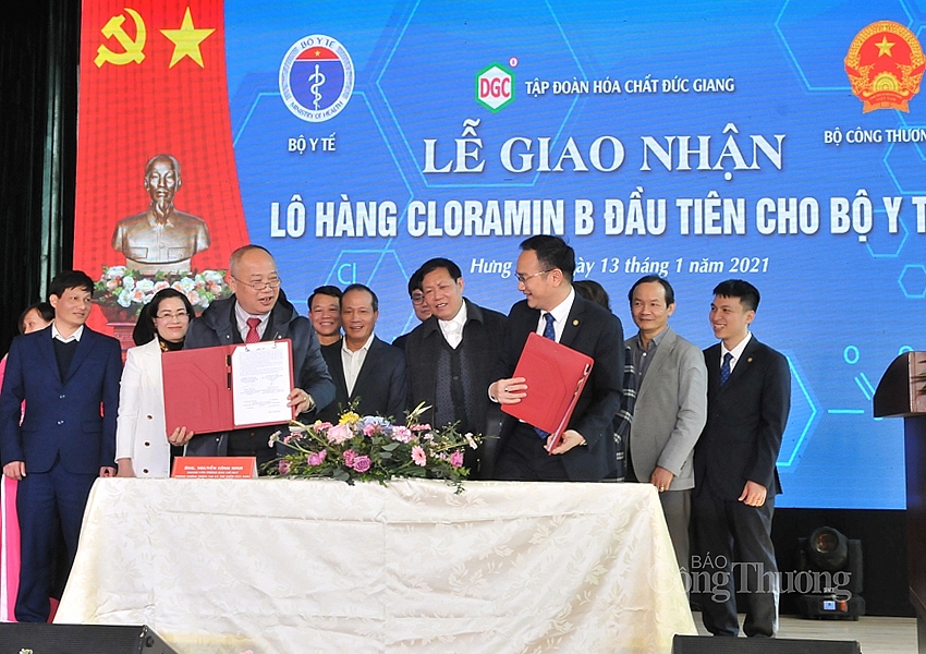 Giao nhận lô hàng CloraminB đầu tiên khoảng 50 tấn cho Bộ Y tế đưa vào kho dự trữ Quốc gia Giao nhận lô hàng CloraminB đầu tiên khoảng 50 tấn cho Bộ Y tế đưa vào kho dự trữ Quốc gia