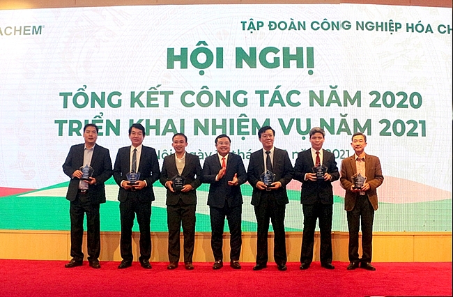 Ông Phùng Quang Hiệp, Tổng giám đốc Tập đoàn trao Cờ thi đua Tập đoàn cho các đơn vị xuất sắc Ông Phùng Quang Hiệp, Tổng giám đốc Tập đoàn trao Cờ thi đua Tập đoàn cho các đơn vị xuất sắc