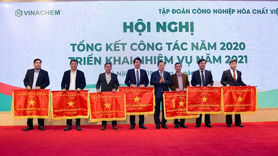 Nguyễn Hoàng Anh, Chủ tịch Ủy ban Quản lý vốn Nhà nước tại Doanh nghiệp tặng Cờ thi đua của Ủy ban cho các đơn vị xuất sắc Nguyễn Hoàng Anh, Chủ tịch Ủy ban Quản lý vốn Nhà nước tại Doanh nghiệp tặng Cờ thi đua của Ủy ban cho các đơn vị xuất sắc