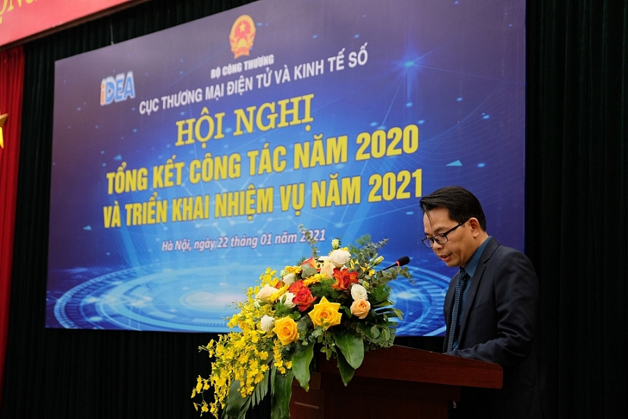 Ông Nguyễn Thế Quang, Phó Cục trưởng Cục TMĐT và Kinh tế báo cáo tại Hội nghị Ông Nguyễn Thế Quang, Phó Cục trưởng Cục TMĐT và Kinh tế báo cáo tại Hội nghị