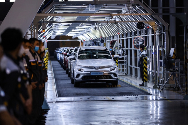 Tại Việt Nam hiện nay, Vinfast đang đầu tư mạnh mẽ cho việc sản xuất ôtô điện Tại Việt Nam hiện nay, Vinfast đang đầu tư mạnh mẽ cho việc sản xuất ôtô điện