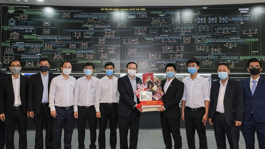 Đoàn công tác Bộ Công Thương tặng quà các cán bộ công nhân viên Trung tâm Điều độ hệ thống điện TP. Hà Nội đang trong ca trực, đảm bảo cấp điện an toàn phục vụ Đại hội Đảng lần thứ XIII