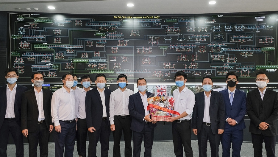 Tập đoàn Điện lực Việt Nam Đoàn công tác Bộ Công Thương tặng quà các cán bộ công nhân viên Trung tâm Điều độ hệ thống điện TP. Hà Nội