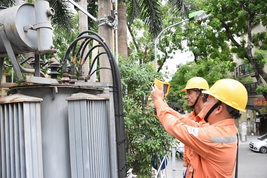Thợ điện EVNHANOI kiểm tra thông số vận hành đường dây