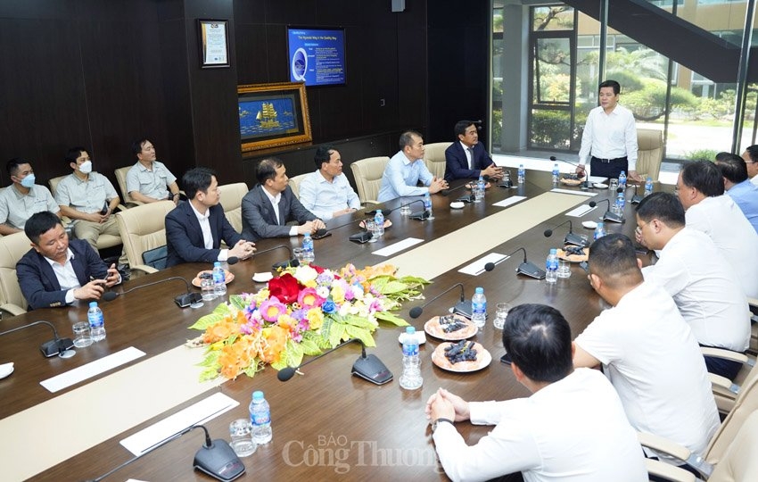 Bộ trưởng Bộ Công Thương Nguyễn Hồng Diên cùng đoàn công tác của Bộ Công Thương đến thăm và có cuộc làm việc ngắn với Tập đoàn Thành Công và Nhà máy Hyundai Thành Công Bộ trưởng Bộ Công Thương Nguyễn Hồng Diên cùng đoàn công tác của Bộ Công Thương đến thăm và có cuộc làm việc ngắn với Tập đoàn Thành Công và Nhà máy Hyundai Thành Công