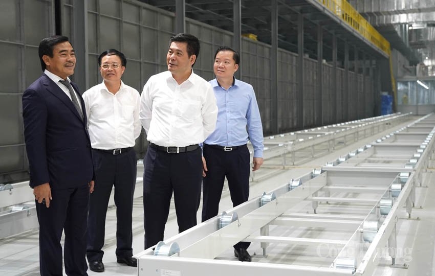 Bộ trưởng Nguyễn Hồng Diên trao đổi Bộ trưởng Nguyễn Hồng Diên trao đổi