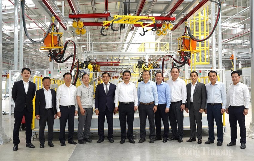 Bộ trưởng Nguyễn Hồng Diên cùng đoàn công tác của Bộ Công Thương chuoj ảnh lưu niệm tại Nhà máy Bộ trưởng Nguyễn Hồng Diên cùng đoàn công tác của Bộ Công Thương chuoj ảnh lưu niệm tại Nhà máy