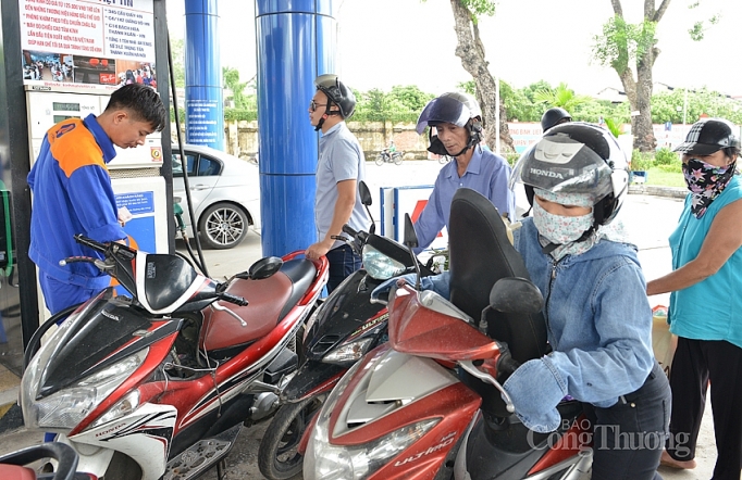 Giá xăng đồng loạt giảm về sát mốc 11.000 đồng/lít gia xang dong loat giam ve sat moc 11000 donglit