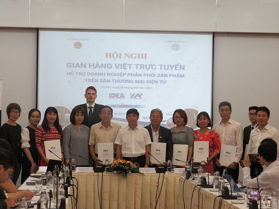 doanh nghiệp sản xuất đã hoàn thành việc ký kết thỏa thuận triển khai phân phối sản phẩm trên các sàn thương mại điện tử thông qua “Gian hàng Việt trực tuyến” doanh nghiệp sản xuất đã hoàn thành việc ký kết thỏa thuận triển khai phân phối sản phẩm trên các sàn thương mại điện tử thông qua “Gian hàng Việt trực tuyến”