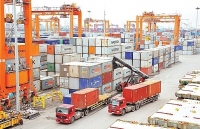 Hàng hóa kinh doanh tạm nhập, tái xuất chỉ được thực hiện qua các cửa khẩu cho phép
