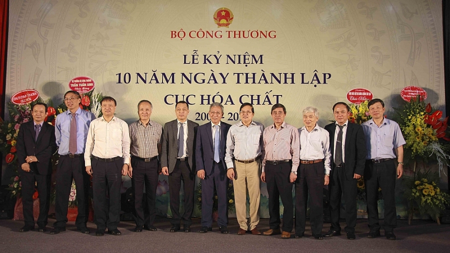 Nhìn lại chặng đường hơn 12 năm xây dựng và phát triển vừa qua, Cục Hóa chất nỗ lực để hoàn thành tốt nhiệm vụ được Lãnh đạo Bộ giao, tạo được những dấu ấn trong quản lý nhà nước về hoạt động hóa chất Nhìn lại chặng đường hơn 12 năm xây dựng và phát triển vừa qua, Cục Hóa chất nỗ lực để hoàn thành tốt nhiệm vụ được Lãnh đạo Bộ giao, tạo được những dấu ấn trong quản lý nhà nước về hoạt động hóa chất