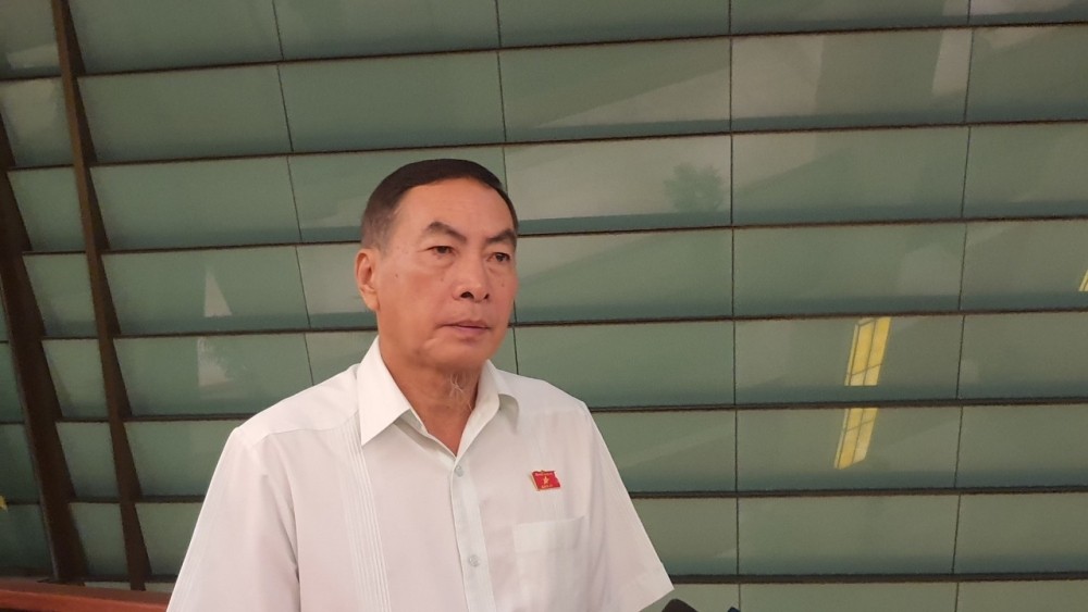 ại biểu Phạm Văn Hòa trao đổi với báo chí bên hành lang Quốc hội chiều 27/5.