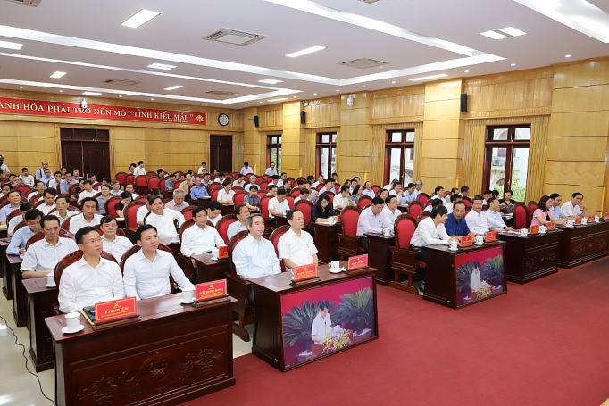 phat trien cong nghiep can lay loc hoa dau va cac san pham hoa dau la chu dao