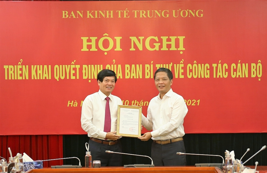 Ủy viên Bộ Chính trị, Bí thư Trung ương Đảng, Trưởng Ban Kinh tế Trung ương Trần Tuấn Anh trao Quyết định và giao nhiệm vụ cho ông Đỗ Ngọc An