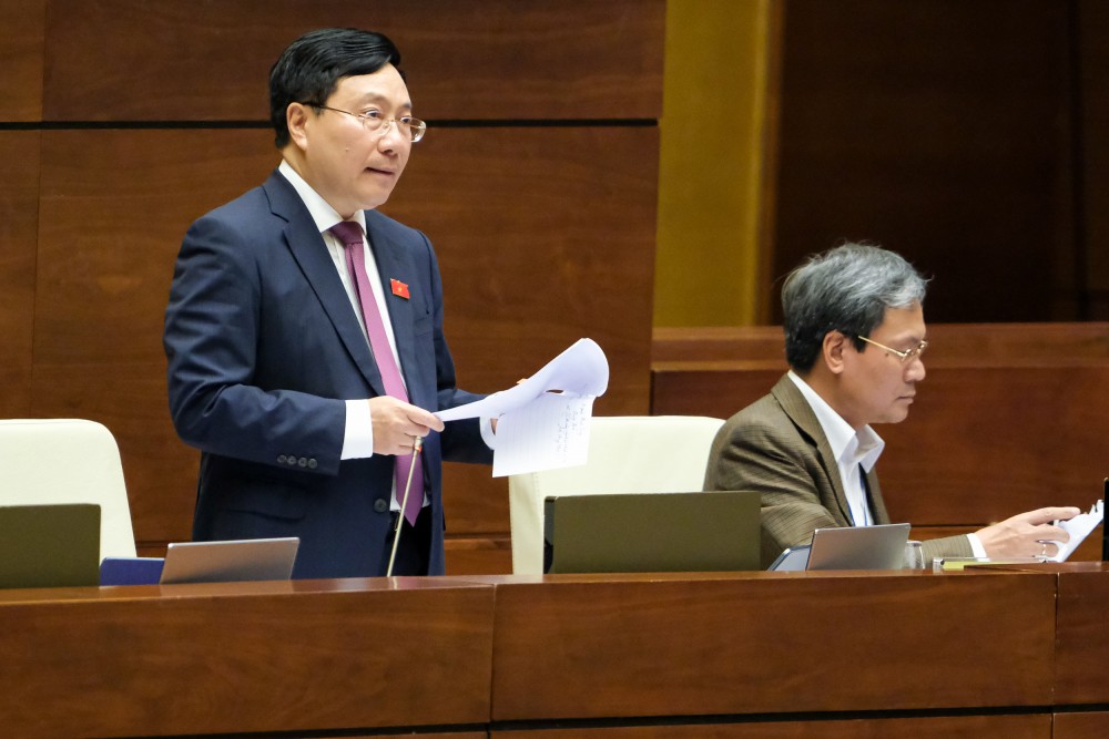 Phó Thủ tướng Thường trực Phạm Bình Minh đã trình bày báo cáo giải trình một số vấn đề được đại biểu Quốc hội và đồng bào, cử tri cả nước quan tâm, chất vấn. Phó Thủ tướng Thường trực Phạm Bình Minh đã trình bày báo cáo giải trình một số vấn đề được đại biểu Quốc hội và đồng bào, cử tri cả nước quan tâm, chất vấn.