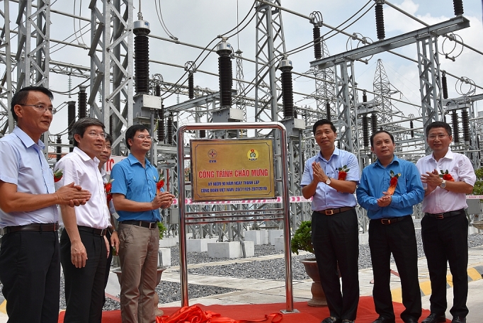 Gắn biển “Nâng công suất MBA T2, cải tạo ngăn lộ 110kV trạm biến áp Tía E10.4” gan bien nang cong suat mba t2 cai tao ngan lo 110kv tram bien ap tia e104