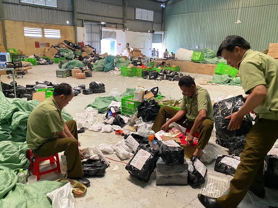 Hà Nội Đột kích kho hàng lậu khủng tại cảng ICD Mỹ Đình ha noi dot kich kho hang lau khung tai cang icd my dinh