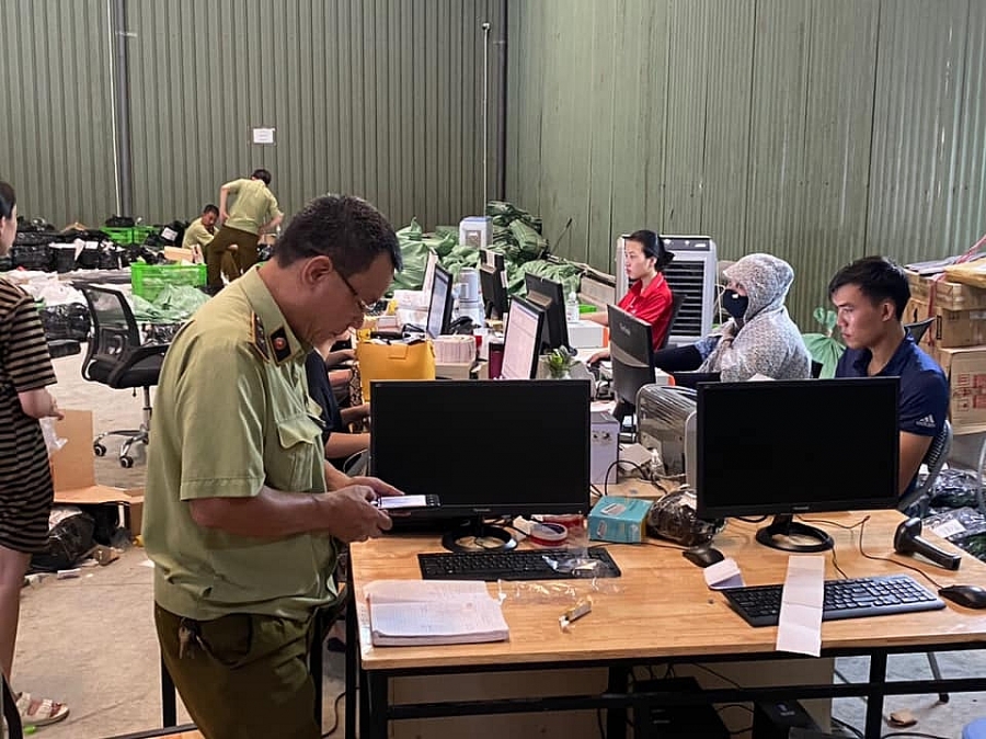 Hà Nội Đột kích kho hàng lậu khủng tại cảng ICD Mỹ Đình ha noi dot kich kho hang lau khung tai cang icd my dinh