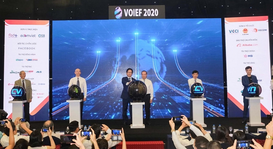 Các đại biểu nhấn nút khai trương Nền tảng hỗ trợ xuất khẩu Việt Nam ECVN 0354 unnamed