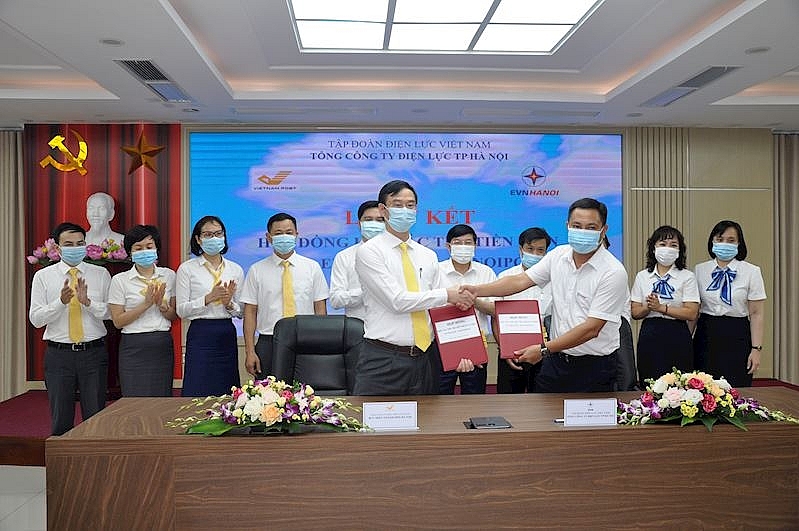 đại diện cho 2 bên ký hợp đồng hợp tác về thu hộ tiền điện