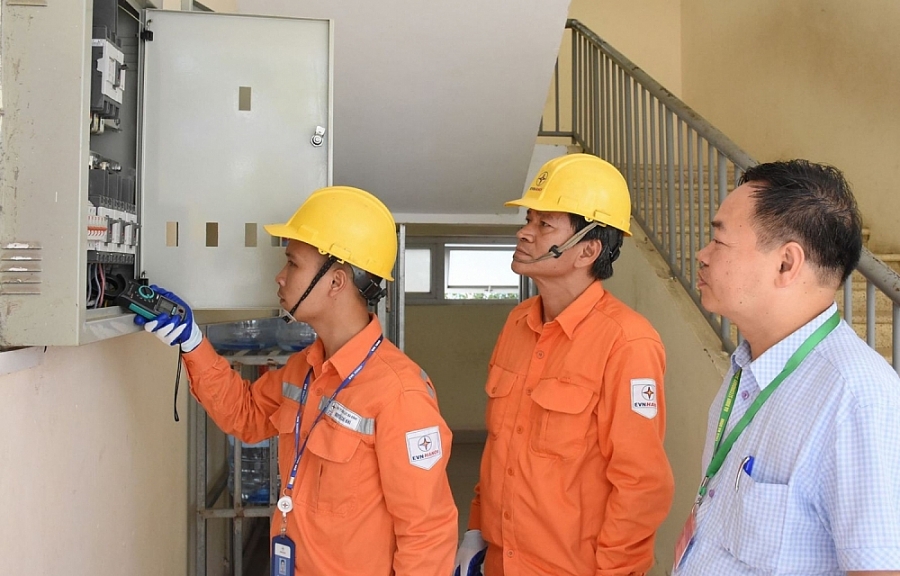 EVNHANOI kiểm tra hệ thống điện phục vụ kỳ thi tốt nghiệp THPT năm 2021