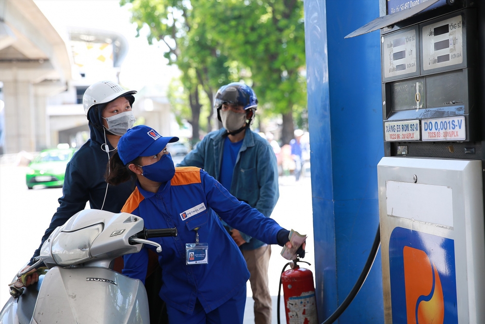 giá xăng dầu thành phẩm thế giới trong 15 ngày vừa qua tăng giảm đan xen nhưng xu hướng chung là tăng khá cao nhất là đối với các mặt hàng xăng. giá xăng dầu thành phẩm thế giới trong 15 ngày vừa qua tăng giảm đan xen nhưng xu hướng chung là tăng khá cao nhất là đối với các mặt hàng xăng.