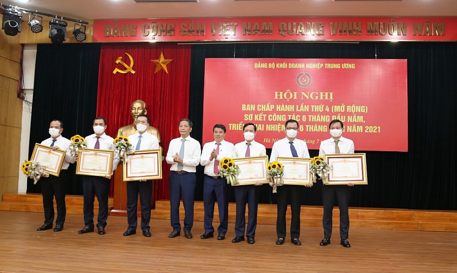 thừa ủy quyền của Thủ tướng Chính phủ, đồng chí Trần Tuấn Anh, Trưởng Ban Kinh tế Trung ương trao tặng Cờ thi đua của Chính phủ cho tập thể Ban Tổ chức Đảng ủy Khối Doanh nghiệp Trung ương vì đã có thành tích xuất sắc, toàn diện nhiệm vụ công tác, dẫn đầu phong trào thi đua năm 2020 của Đảng ủy Khối thừa ủy quyền của Thủ tướng Chính phủ, đồng chí Trần Tuấn Anh, Trưởng Ban Kinh tế Trung ương trao tặng Cờ thi đua của Chính phủ cho tập thể Ban Tổ chức Đảng ủy Khối Doanh nghiệp Trung ương vì đã có thành tích xuất sắc, toàn diện nhiệm vụ công tác, dẫn đầu phong trào thi đua năm 2020 của Đảng ủy Khối