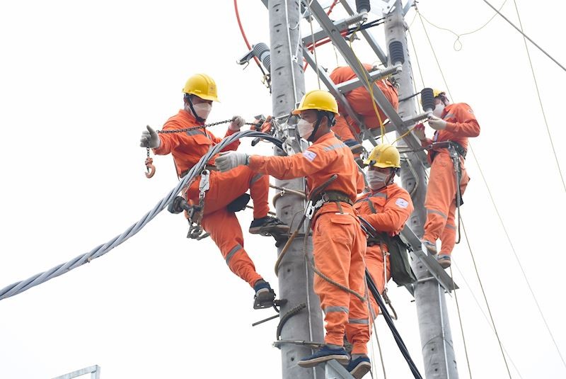 EVNHANOI chuẩn bị đầy đủ nhân lực, phương tiện, trang thiết bị, vật tư để khắc phục kịp thời sự cố, thiệt hại do thiên tai gây ra trong thời gian nhanh nhất EVNHANOI chuẩn bị đầy đủ nhân lực, phương tiện, trang thiết bị, vật tư để khắc phục kịp thời sự cố, thiệt hại do thiên tai gây ra trong thời gian nhanh nhất