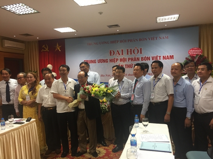 tiep tuc bao ve quyen loi cua doanh nghiep phan bon chan chinh va nguoi tieu dung