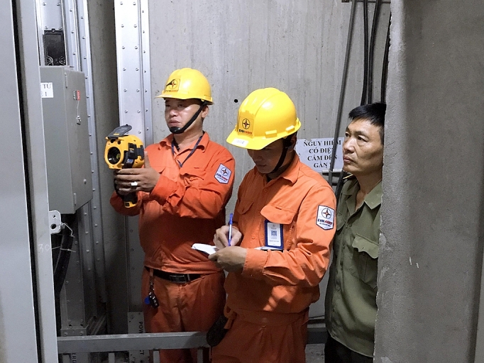 EVN HANOI: Đẩy mạnh tuyên truyền an toàn điện mùa mưa bão evn hanoi day manh tuyen truyen an toan dien mua mua bao