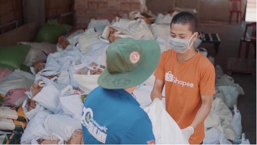 Chương trình “Thực phẩm bình ổn” là một trong những sáng kiến của sàn TMĐT Shopee phối hợp với Cục Thương mại điện tử và Kinh tế số nhằm góp phần phục vụ nhu cầu thiết yếu của người dân thành phố. Chương trình “Thực phẩm bình ổn” là một trong những sáng kiến của sàn TMĐT Shopee phối hợp với Cục Thương mại điện tử và Kinh tế số nhằm góp phần phục vụ nhu cầu thiết yếu của người dân thành phố.