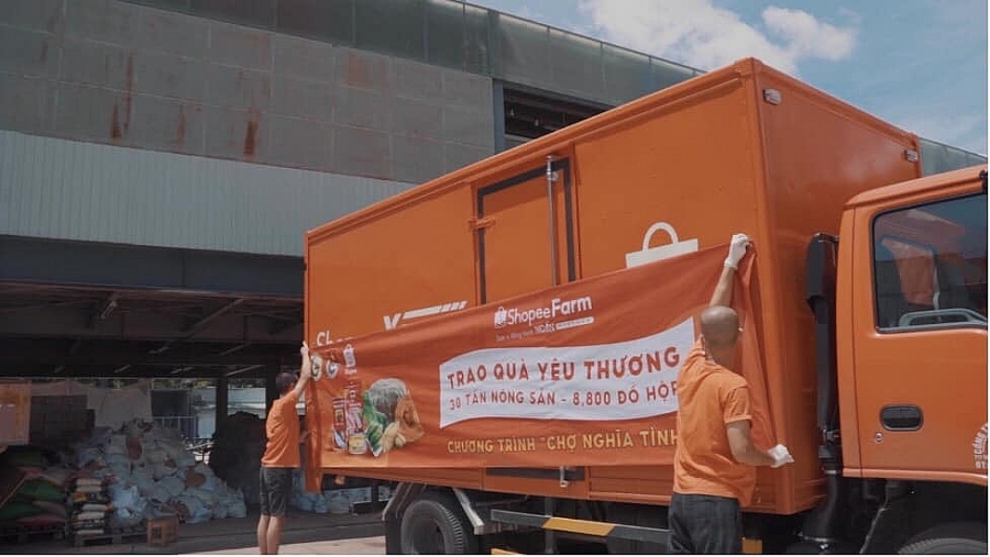 ShopeeFarm còn hỗ trợ vận chuyển hàng hoá tiếp cận các thị trường trong nước tiềm năng như Hà Nội và TP. Hồ Chí Minh, hỗ trợ phí giao hàng đến tận tay người tiêu dùng ShopeeFarm còn hỗ trợ vận chuyển hàng hoá tiếp cận các thị trường trong nước tiềm năng như Hà Nội và TP. Hồ Chí Minh, hỗ trợ phí giao hàng đến tận tay người tiêu dùng