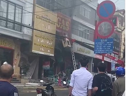 Tặng Bằng khen 3 cá nhân thuộc EVN và VNPT dũng cảm giải cứu người trong vụ cháy tại Sa Pa Tặng Bằng khen 3 cá nhân thuộc EVN và VNPT dũng cảm giải cứu người trong vụ cháy tại Sa Pa