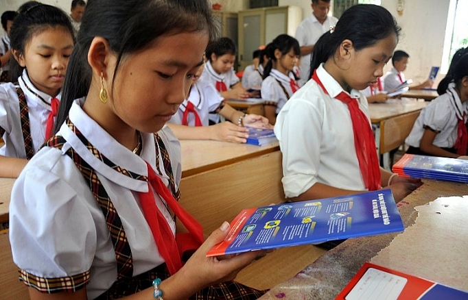 evn hanoi trao tang 50000 vo moi cho hoc sinh kho khan tren dia ban thu do