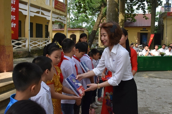 evn hanoi dong hanh cung hoc sinh kho khan trong nam hoc moi