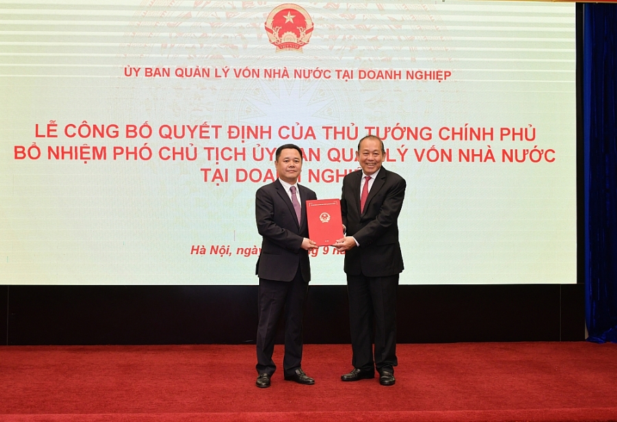 Phó Thủ tướng Thường trực Chính phủ Trương Hoà Bình trao quyết định và tặng hoa ông Nguyễn Ngọc Cảnh 3603-dsc-6755