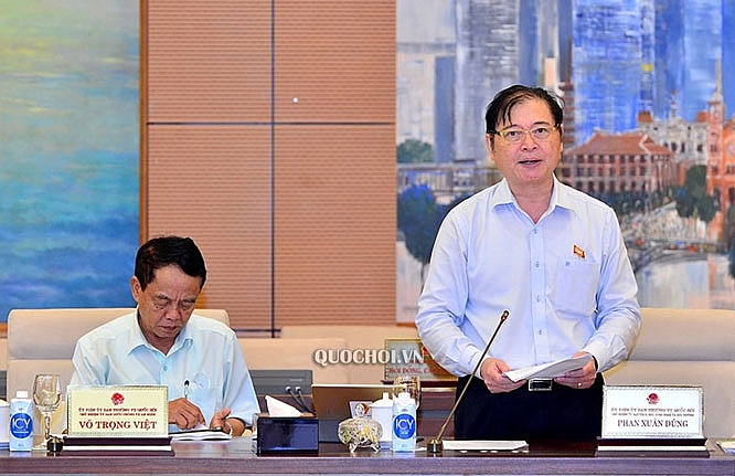 Chủ nhiệm Ủy ban Khoa học, Công nghệ và Môi trường của Quốc hội Phan Xuân Dũng trình bày báo cáo tại phiên họp. 5520-qh03