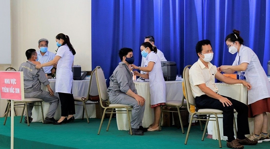 Tiêm vaccine phòng Covid-19 cho người lao động. Tiêm vaccine phòng Covid-19 cho người lao động.