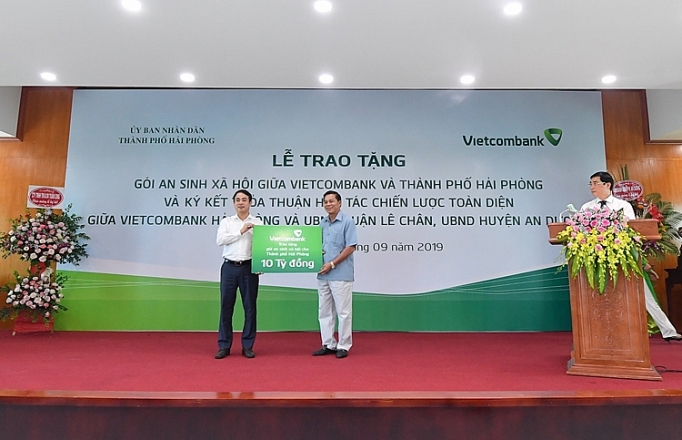 vietcombank trao tang goi an sinh xa hoi tri gia 10 ty dong