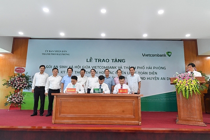 vietcombank trao tang goi an sinh xa hoi tri gia 10 ty dong