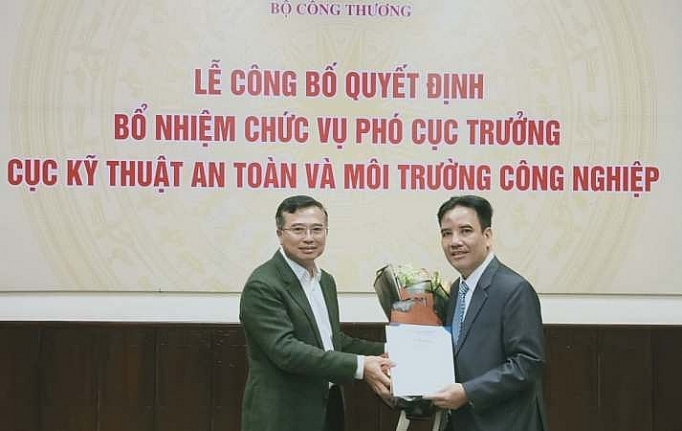 Trao quyết định bổ nhiệm Phó Cục trưởng Cục Kỹ thuật an toàn và Môi trường công nghiệp trao quyet dinh bo nhiem pho cuc truong cuc ky thuat an toan va moi truong cong nghiep