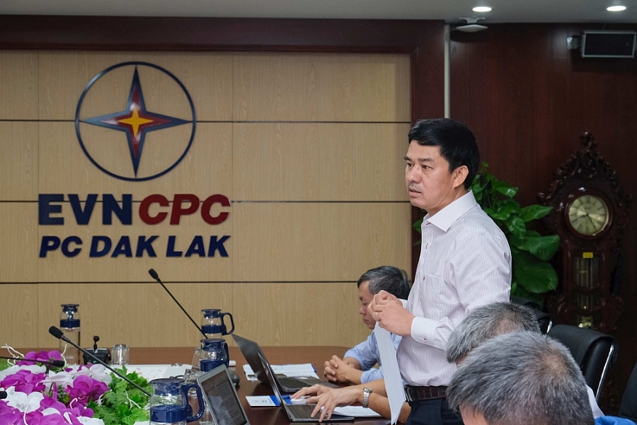 Đại diện Tổng Công ty Điện lực miền Trung báo cáo tại buổi làm việco 1610-z2149070656568-f96e88fc68f114299acc0dcd0a1c434e